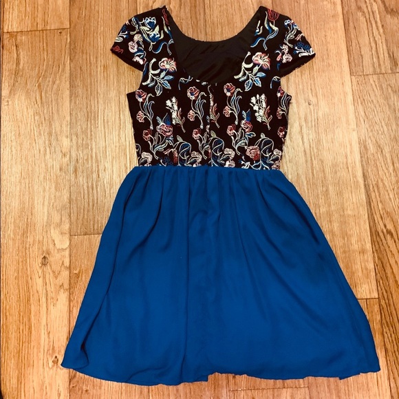 * Alya Embroidered Dress - Picture 4 of 5